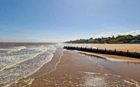 Modern 3 Bedroom Caravan Near The Beach
