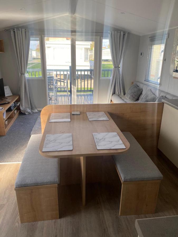 Modern 3 Bedroom Caravan Near The Beach Walton-on-the-Naze Exterior photo