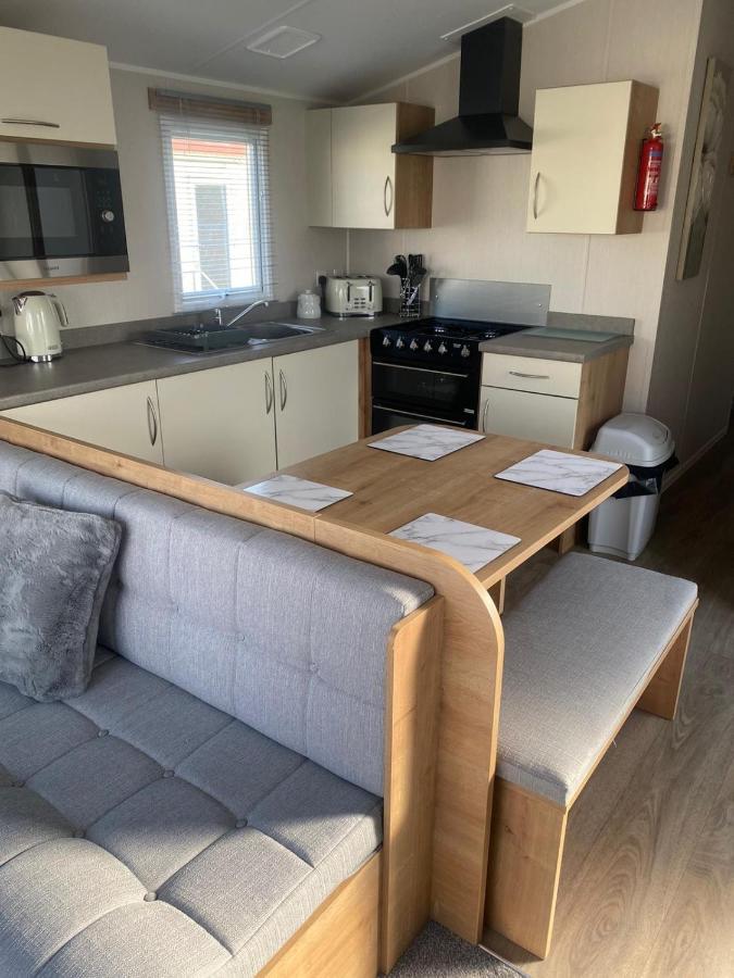 Modern 3 Bedroom Caravan Near The Beach Walton-on-the-Naze Exterior photo